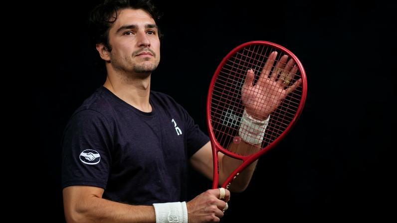 O brasileiro João Fonseca comemora após vencer o sérvio Novak Djokovic ao final da partida de simples masculina no sexto dia do torneio de tênis de Roland Garros, na quadra Philippe-Chatrier, em Paris (Foto: Dimitar Dilkoff / Afp)