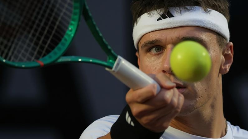 O tcheco Jakub Mensik na vitória sobre o russo Andrey Rublev em Roland Garros (Foto: Thomas SAMSON / AFP)