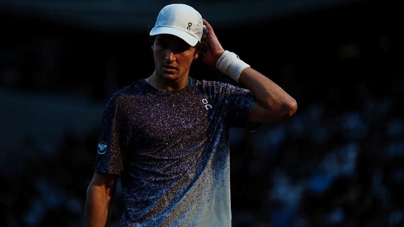 João Fonseca em jogo contra Casper Ruud nas quartas de final de Roland Garros (Foto: DIMITAR DILKOFF / AFP)