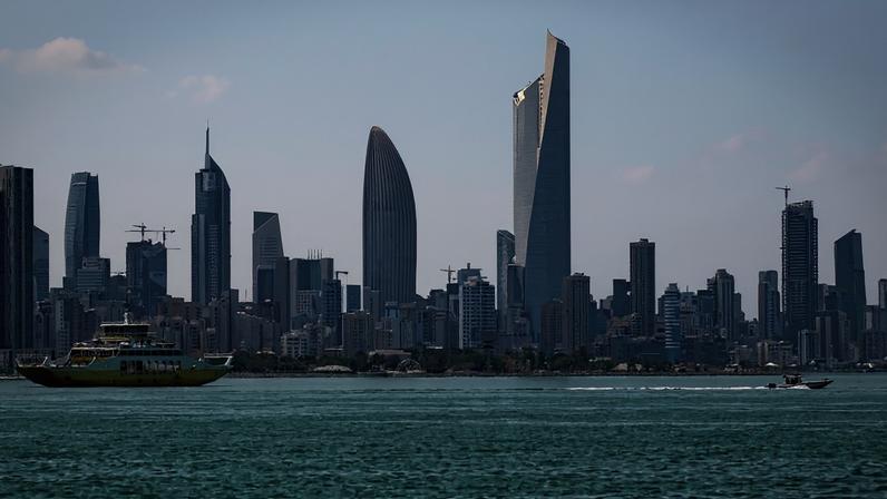 Prédios modernos no Kuwait, um dos países do Golfo Pérsico afetados pelo conflito no Irã – foto: Yasser Al-Zayyat/AFP