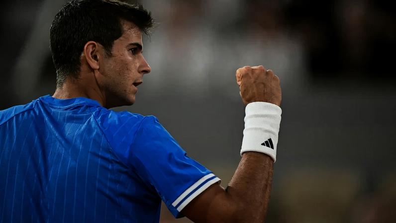 O espanhol Rafael Jódar reage a um ponto contra o alemão Alexander Zverev durante a partida de quartas de final de simples masculina no décimo dia do torneio de tênis de Roland Garros, na quadra Philippe-Chatrier, em Paris (Foto: Julien de Rosa / Afp)