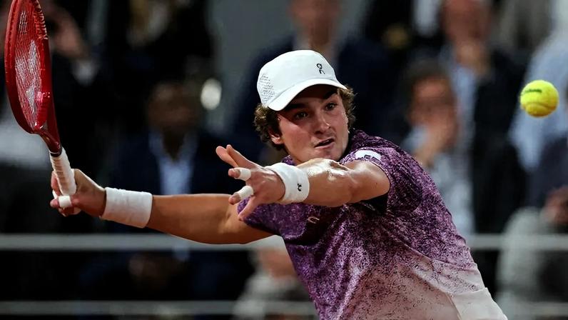 João Fonseca prepara a direita na derrota para o tcheco Jakub Mensik em Roland Garros (Foto: Thomas SAMSON / AFP)