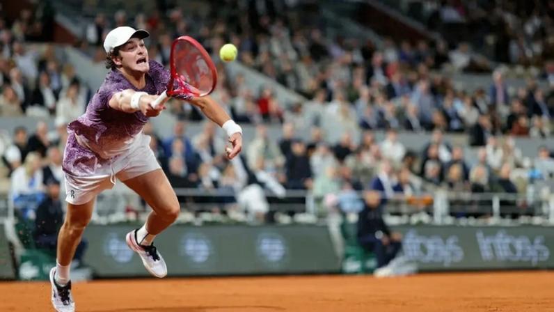 João Fonseca na partida contra Jakub Mensik em Roland Garros (Foto: Thomas SAMSON / AFP)
