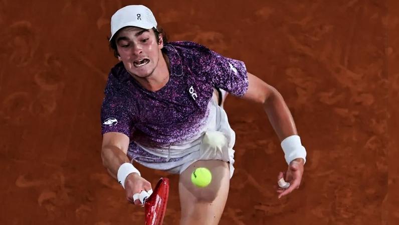 João Fonseca na derrota para o tcheco Jakub Mensik em Roland Garros (Foto: Anne-Christine POUJOULAT / AFP)