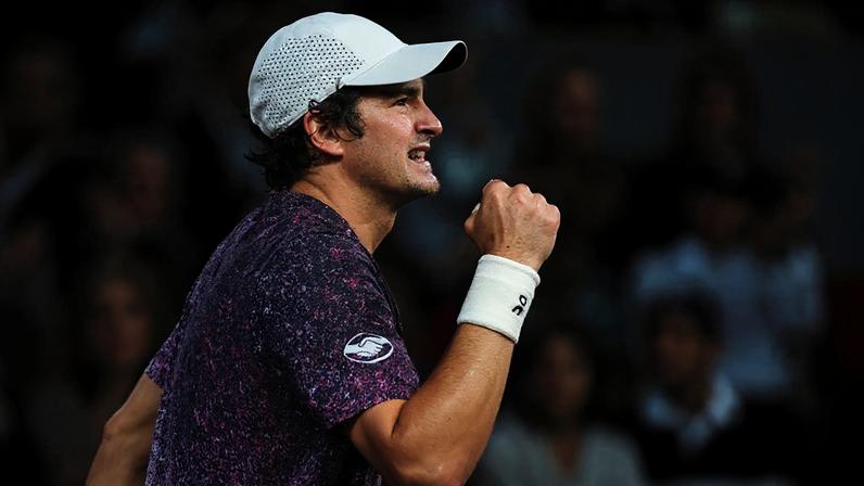 João Fonseca gesticula na derrota para o tcheco Jakub Mensik em Roland Garros (Foto: Thomas SAMSON / AFP)