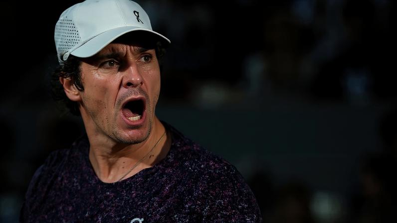 João Fonseca em jogo contra Jakub Mensik pelas quartas de final de Roland Garros(Foto: Thomas Samson / AFP)