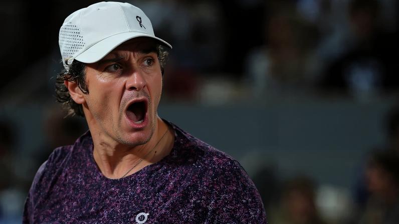 O brasileiro João Fonseca reage após um ponto em partida contra o tcheco Jakub Mensik pelas quartas de final de simples masculina no décimo dia do torneio de tênis de Roland Garros, na quadra Philippe-Chatrier, em Paris (Foto: Thomas Samson / Afp)