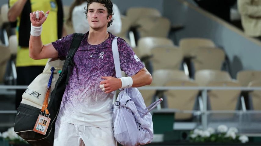 O brasileiro João Fonseca deixa a quadra após perder para o tcheco Jakub Mensik ao final da partida de quartas de final de simples masculina no décimo dia do torneio de tênis de Roland Garros, na quadra Philippe-Chatrier, em Paris (Foto: Thomas Samson / Afp)