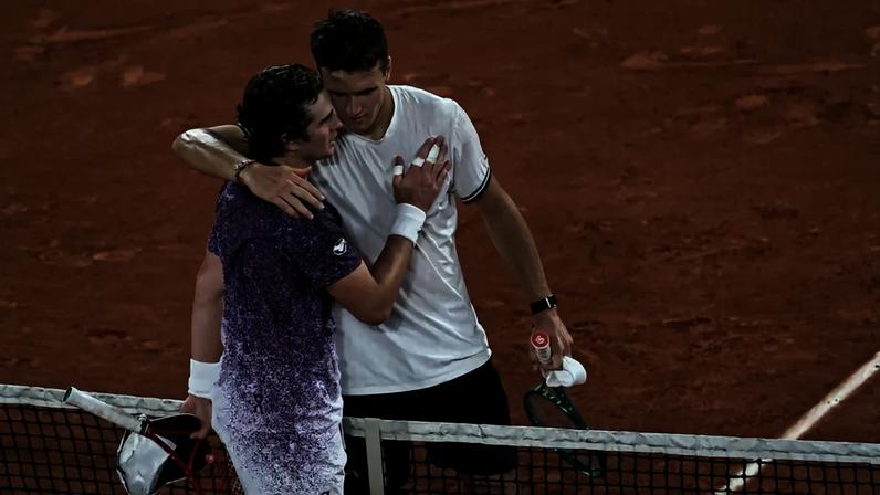 Jakub Mensik abraça João Fonseca após a vitória em Roland Garros (Foto: Anne-Christine POUJOULAT / AFP)