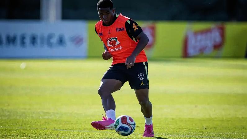 Endrick faz golaço em treino da Seleção Brasileira