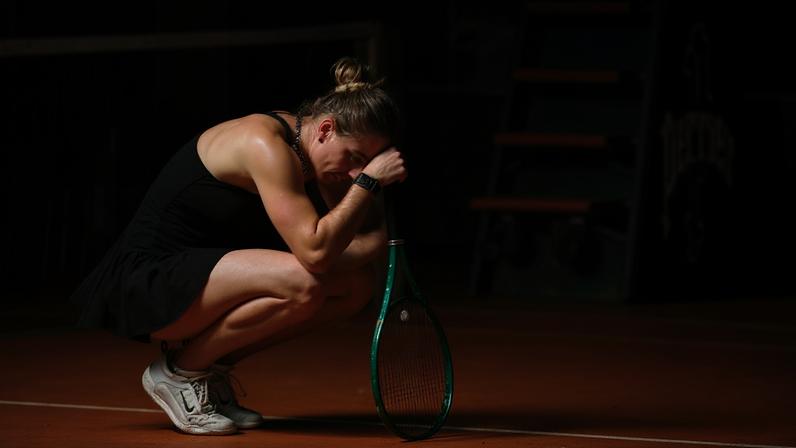 Aryna Sabalenka reage após um ponto em partida contra Diana Shnaider pelas quartas de final de simples feminina no 11º dia do torneio de tênis de Roland Garros, na quadra Philippe-Chatrier, em Paris (Foto: Anne-Christine Poujoulat / Afp)