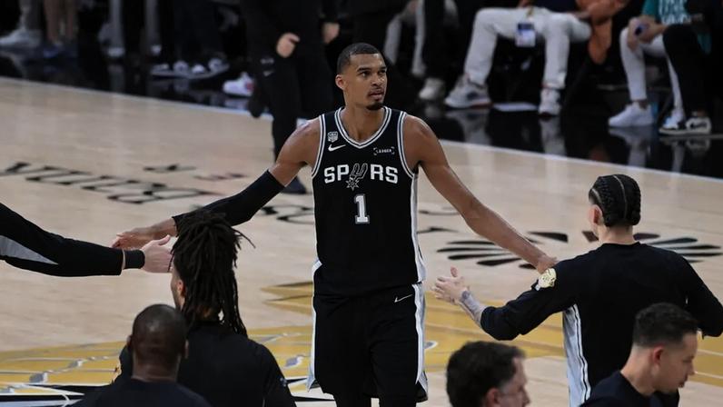 Victor Wembanyama, do San Antonio Spurs, observa o jogo durante o Jogo 1 das Finais da NBA de 2026 contra o New York Knicks no Frost Bank Center, em San Antonio, Texas (Foto: Jesse D. Garrabrant / NBAE via Getty Images / Afp)