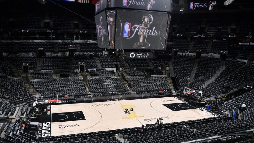 Frost Bank Center recebe o jogo 2 das finais da NBA 2025/26 (Foto: Foto por MICHAEL GONZALES / NBAE / GETTY IMAGES)
