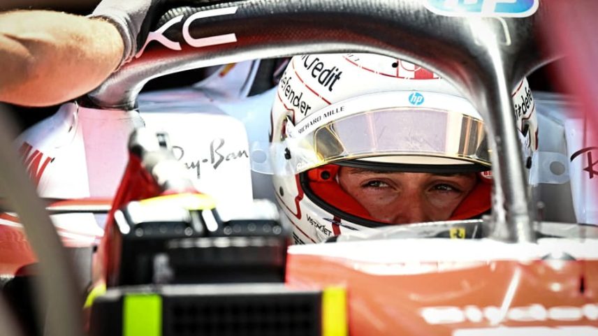 O piloto monegasco da Ferrari, Charles Leclerc, chega à garagem após participar do primeiro treino livre no circuito de rua de Mônaco, antes do Grande Prêmio de Mônaco de Fórmula 1 (Foto: Gabriel Bouys / Afp)