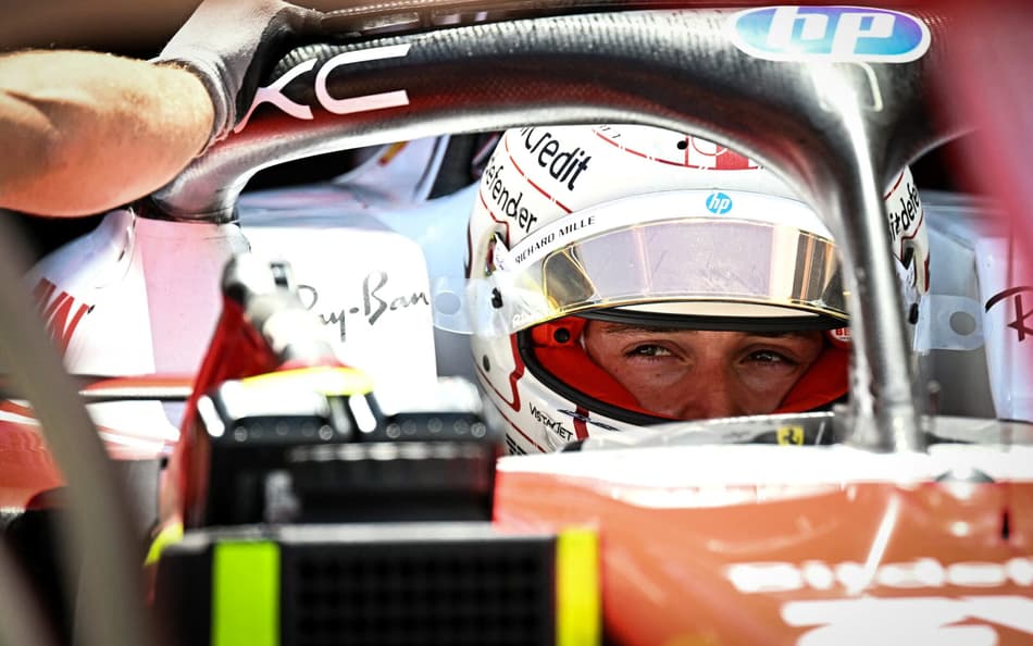 O piloto monegasco da Ferrari, Charles Leclerc, chega à garagem após participar do primeiro treino livre no circuito de rua de Mônaco, antes do Grande Prêmio de Mônaco de Fórmula 1 (Foto: Gabriel Bouys / Afp)