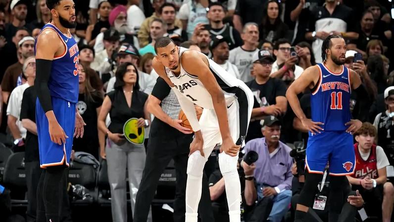 Knicks abre 2-0 contra Spurs nas finais da NBA após erro de Wembanyama