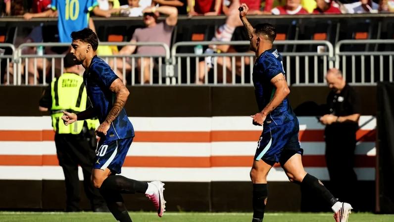 Bruno Guimarães e Lucas Paquetá durante comemoração de gol em Brasil x Egito (Foto: Kirk Irwin / GETTY IMAGES NORTH AMERICA / Getty Images via AFP)