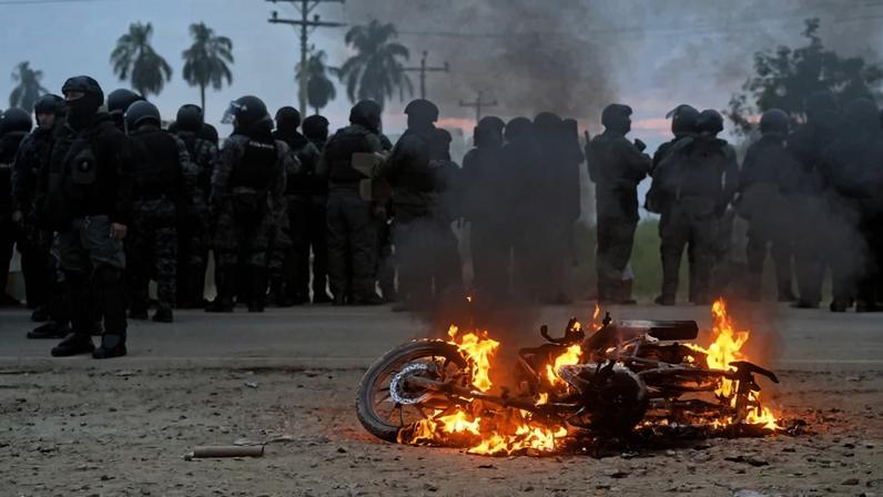 Manifestantes bloqueiam via em San Julian, no departamento de Santa Cruz, na Bolívia – foto: Rodrigo Urzagasti/AFP