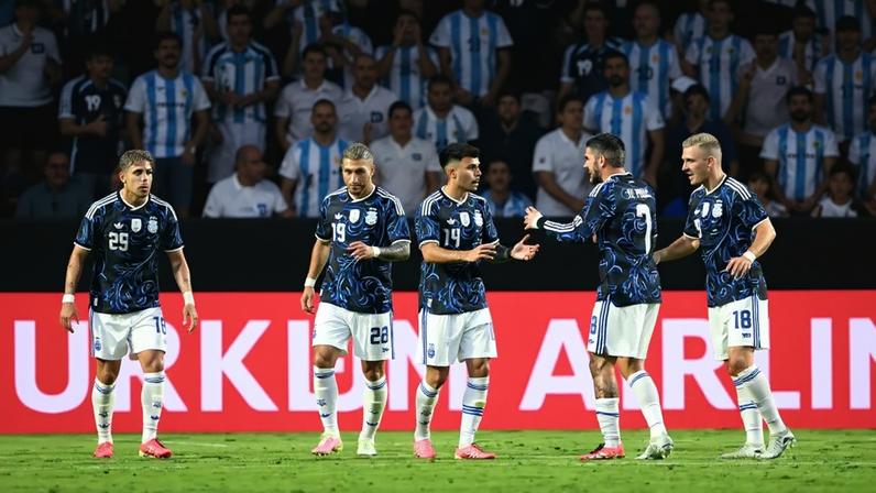 Jogadores da Argentina comemorando vitória sobre Honduras (Foto: Ronaldo Schemidt / AFP)