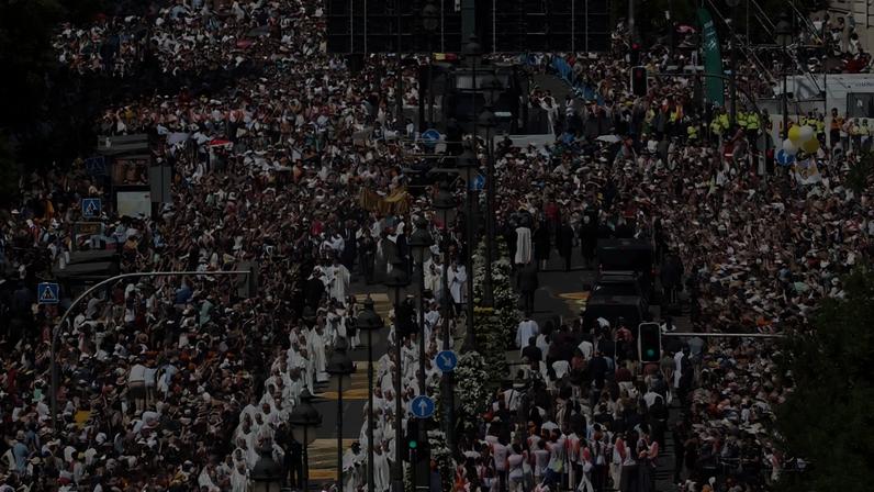 Multidão se reúne na capital espanhola para missa do papa Leão XIV – foto: Pierre-Philippe Marcou/AFP