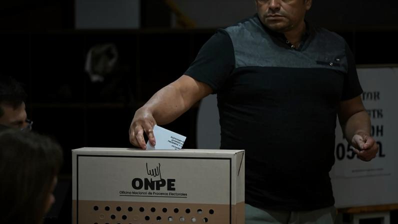 Peruanos votam neste domingo para escolher quem assume a presidência do país – foto: Martin Bernetti/AFP
