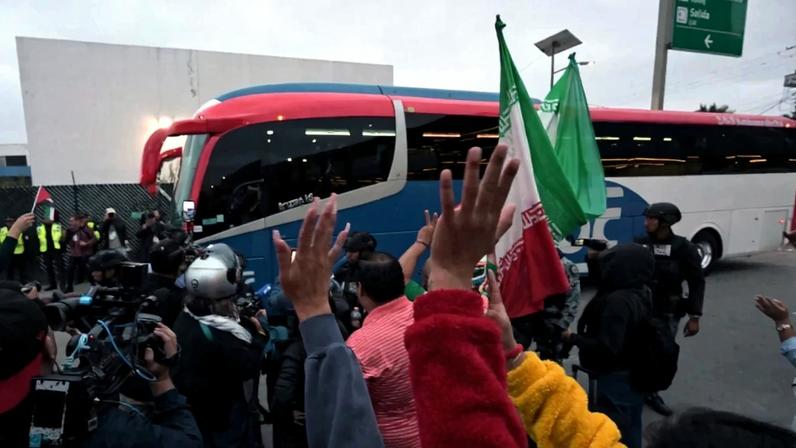 Um pequeno grupo de torcedores recebeu o time iraniano no desembarque no México – foto: Guillermo Arias/AFP