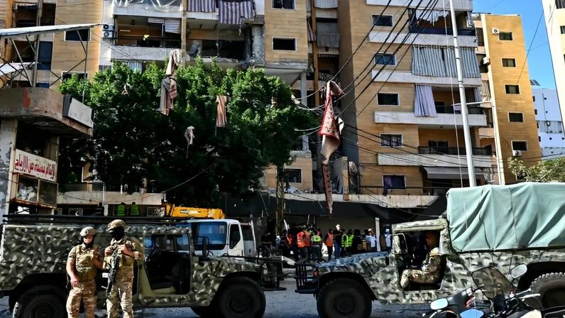 Soldados libaneses inspecionam prédio atingido por bombardeios israelenses em Beirute – foto: Fadel Itani/AFP