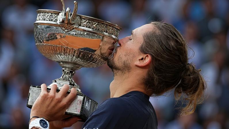 Alexander Zverev beija o troféu de Roland Garros-2026