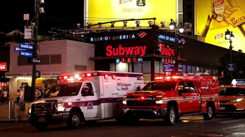 Veículos dos serviços de emergência em uma das entradas da Penn Station – foto: John Lamparski/AFP