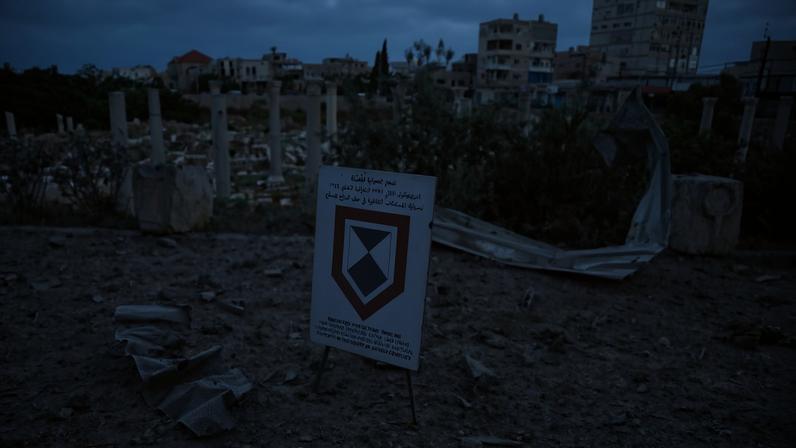 Escombros junto a ruínas históricas na cidade libanesa de Tiro, atingida por ataques israelenses