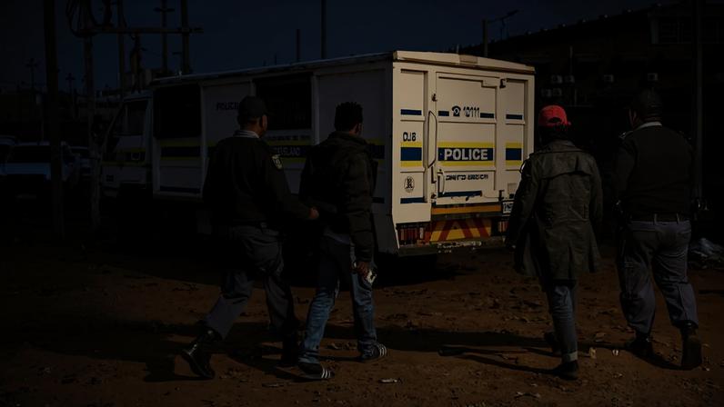 Suspeitos de envolvimento no tiroteio são detidos pela polícia sul-africana – foto: Emmanuel Croset/AFP
