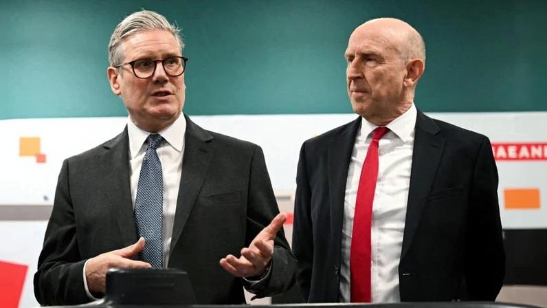 O agora ex-ministro britânico da Defesa, John Healey (à direita na foto), ao lado do primeiro-ministro Keir Starmer, em foto de 20 de março – foto: Oli Scarff/Pool/AFP