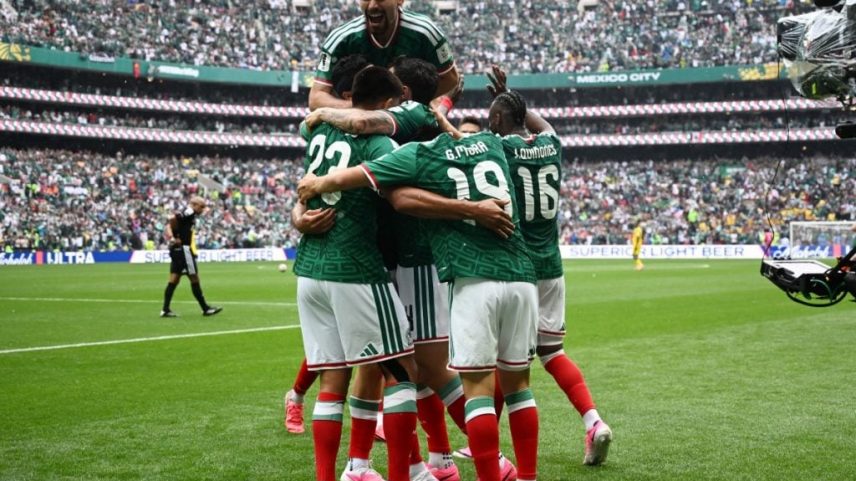 Jogadores mexicanos celebram o segundo gol na vitória sobre a África do Sul na partida de abertura do Mundial – foto: Carl de Souza/AFP