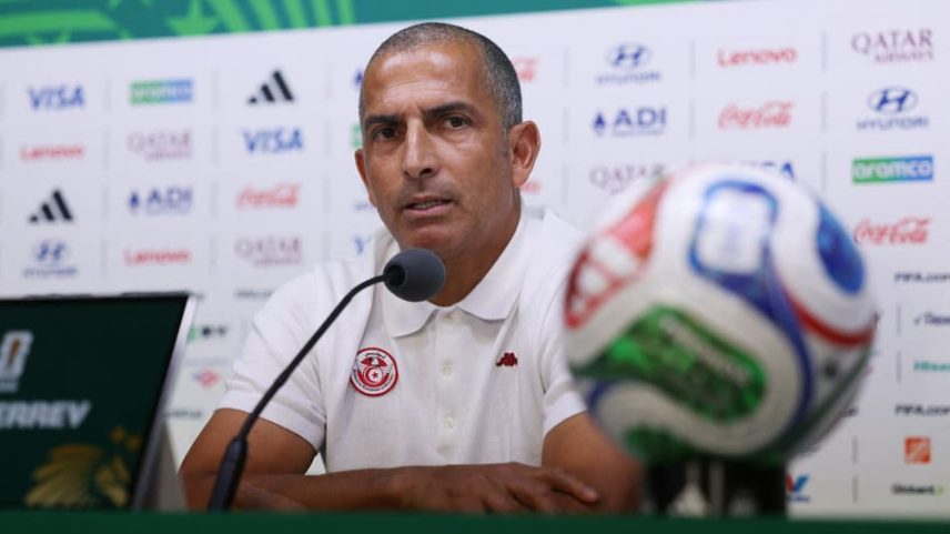 Lamouchi durante coletiva de imprensa antes da estreia da Tunísia na Copa do Mundo (Foto: Julio Cesar AGUILAR / AFP)