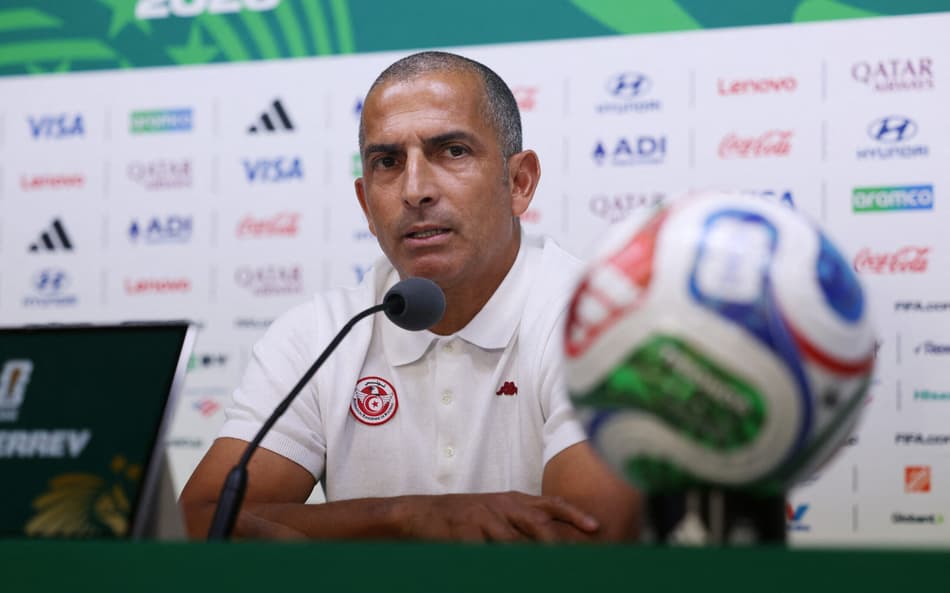 Lamouchi durante coletiva de imprensa antes da estreia da Tunísia na Copa do Mundo (Foto: Julio Cesar AGUILAR / AFP)