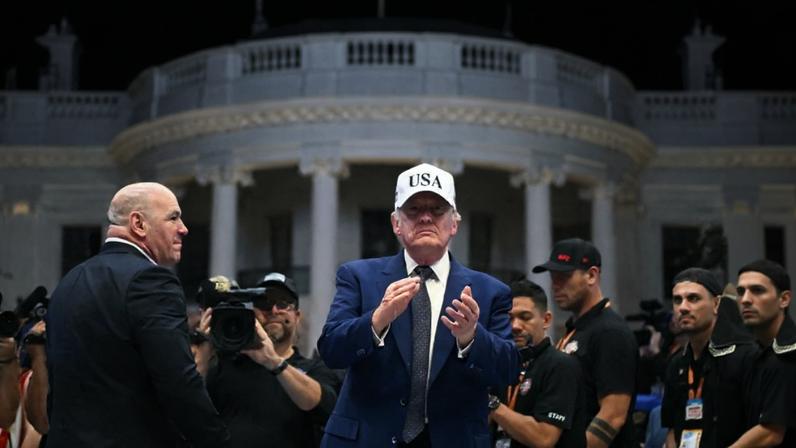 Donald Trump (de boné) ao lado do dono do UFC, Dana White, no octógono montado em um jardim da Casa Branca – foto: Kent Nishimura/AFP