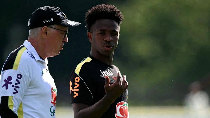 O treinador Carlo Ancelotti e o atacante Vinicius Jr, autor do gol do Brasil na estreia na Copa – foto: Mauro Pimentel/AFP