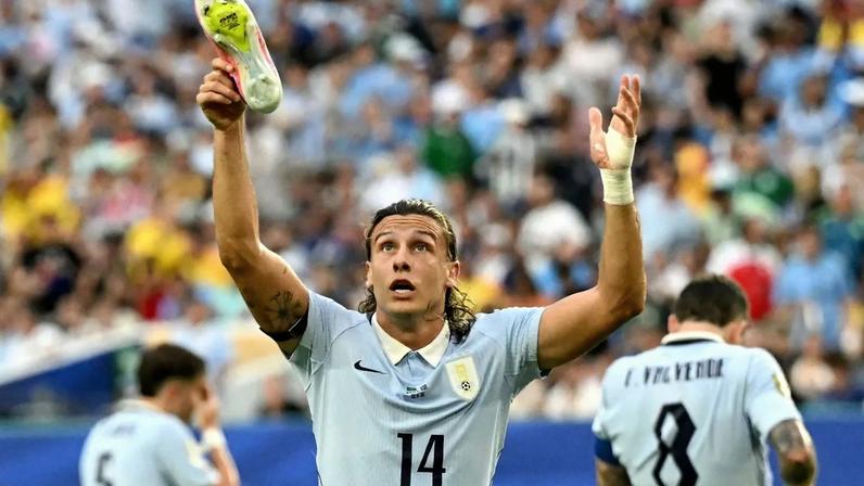 Canobbio, do Fluminense, na partida entre Uruguai e Arábia Saudita (Foto: CHANDAN KHANNA / AFP)