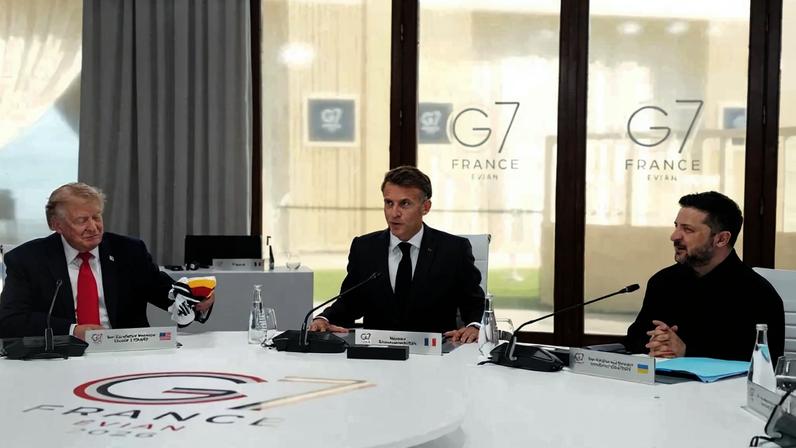 O presidente da Ucrânia, Volodymyr Zelensky (à direita na foto), junto do francês Emmanuel Macron (no centro) e do norte-americano Donald Trump durante a reunião do G7 em Évian, na França – foto: Thibault Camus/Pool/AFP