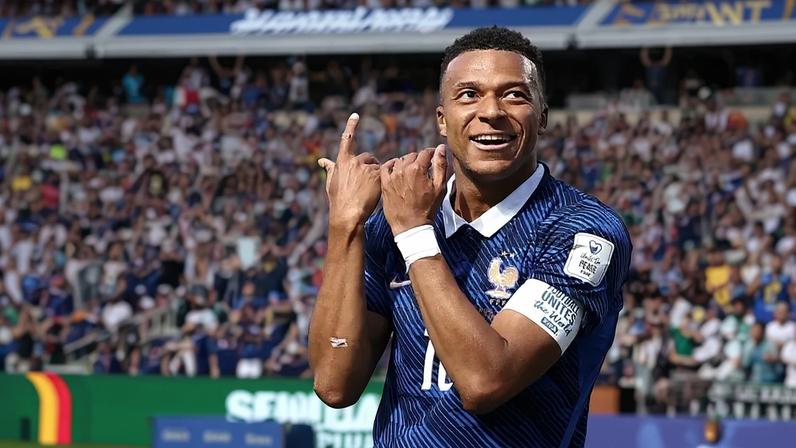 Mbappé celebra recordes pela França e homenageia Pelé como rei do futebol
