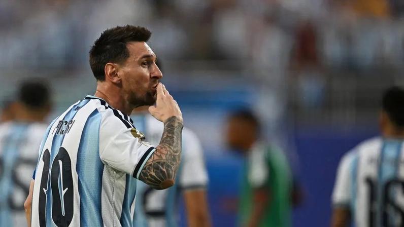 Lionel Messi comemora gol da Argentina (Foto: Roberto SCHMIDT / AFP)