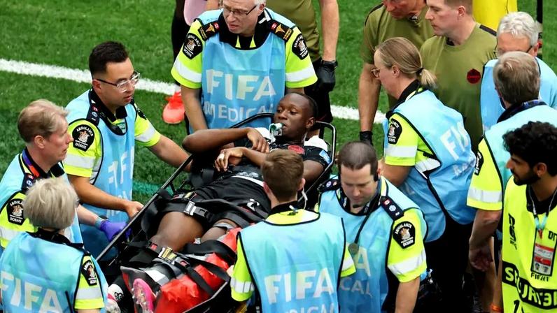 Momento em que Koné, meio-campista do Canadá, é carregado após quebrar a perna. (Foto: Emilee Chinn/Getty)