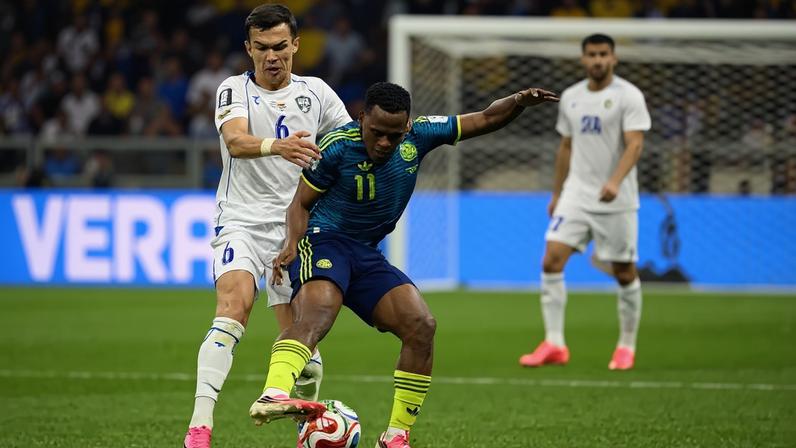 John Arias domina a bola na vitória da Colômbia por 3 a 1 sobre o Uzbequistão na estreia na Copa (Foto: Alfredo Estrell /AFP)