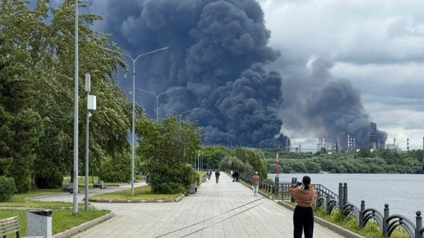 Ucrânia ataca e incendeia refinaria, maior ataque a Moscou em dois anos