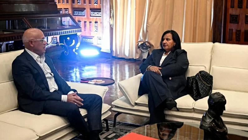 Governo interino venezuelano e oposição se reúnem para discutir crise política