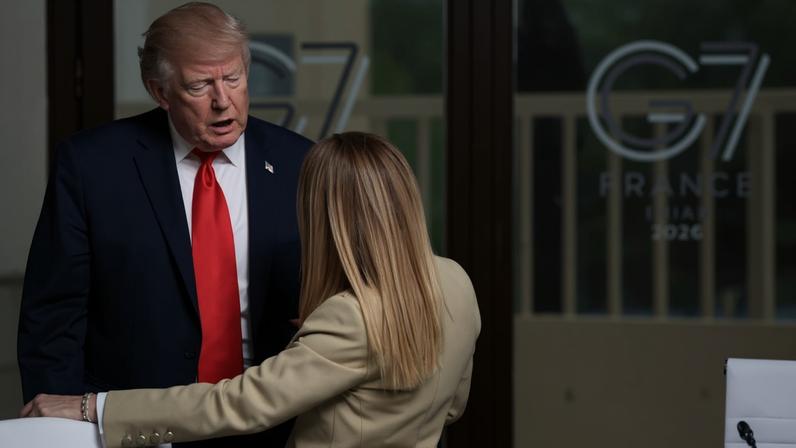 Donald Trump e Giorgia Meloni conversam durante a reunião do G7, em Evian, na França – foto: Evelyn Hockstein/ Pool/AFP