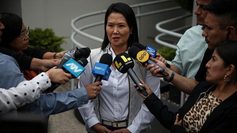 Keiko Fujimori conversa com a imprensa em meio à apuração dos votos no Peru; a vantagem que ela conseguiu na disputa com Roberto Sánchez é irreversível, segundo a autoridade eleitoral peruana – foto: AFP