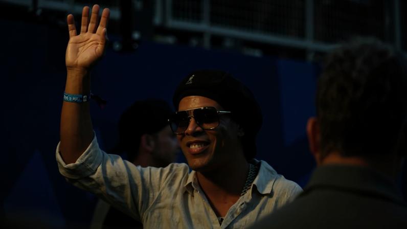 Ronaldinho está nos Estados Unidos para a Copa do Mundo e esteve à beira do campo antes do jogo entre Brasil e Haiti, na Filadélfia – foto:Jewel Samad/AFP