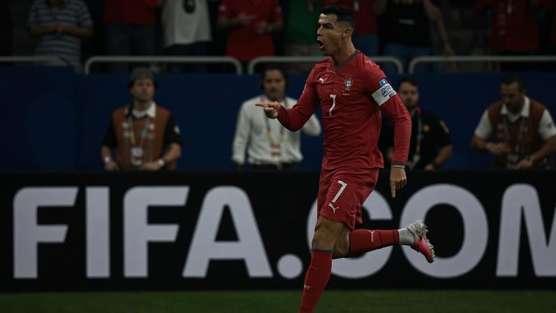 Cristiano Ronaldo comemora após marcar o primeiro gol de sua equipe durante a partida do Grupo K da Copa do Mundo de 2026 entre Portugal e Uzbequistão (Foto: Paul Ellis / AFP)