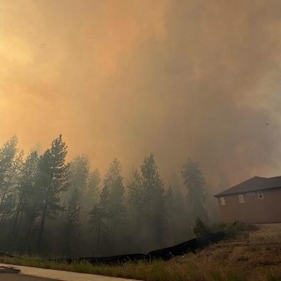 Incêndio florestal no leste de Washington força evacuações e destrói casas